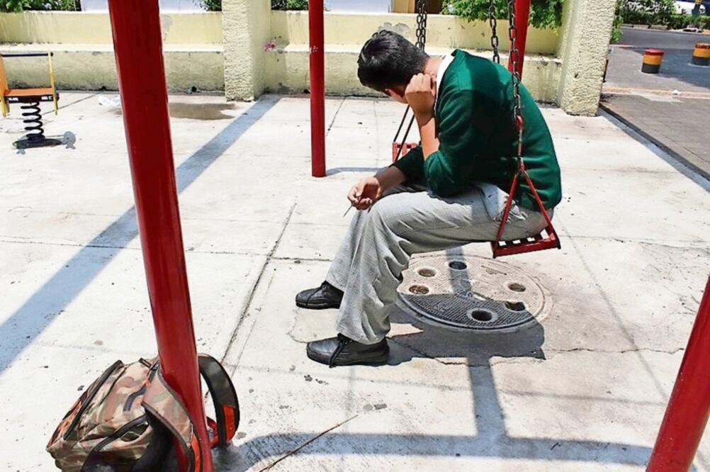 Hoy, en el Día Mundial Sin Tabaco, diversas encuestas revelan que los fumadores son cada vez más jóvenes. Para los menores de edad es complicado comprar una cajetilla completa por el gasto que representa (LAURA BARRIOS)