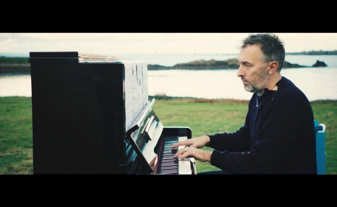 Yann Tiersen playing piano in his music video "Porz Goret" - Photo: Taken from Yann Tiersen's personal twitter page