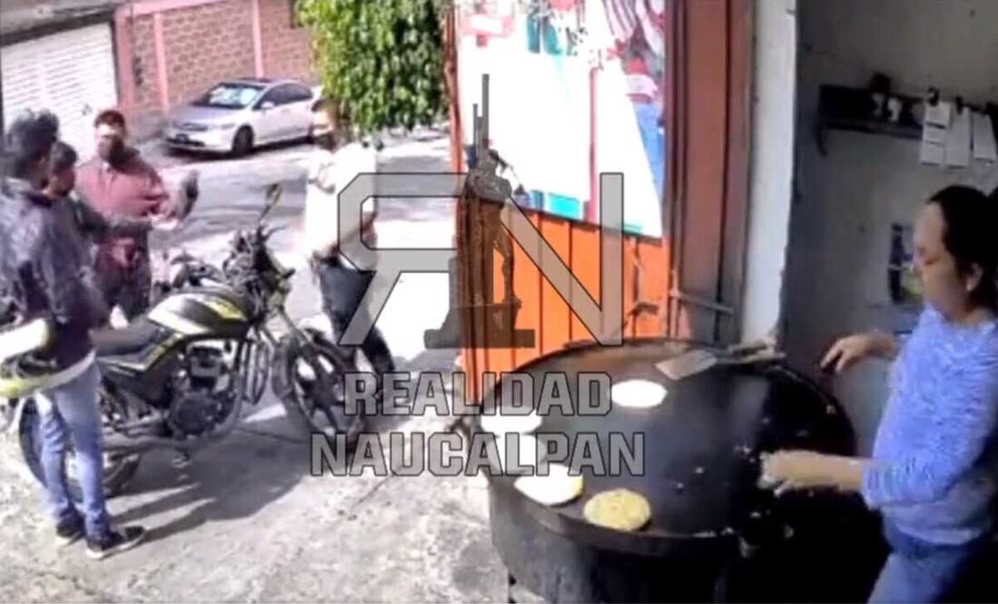 La mujer que se encuentra cocinando los antojitos mexicanos parece no darse cuenta de lo que sucede. Foto: captura de video