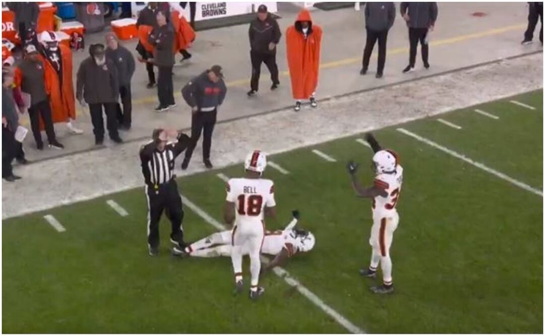 Elijah Moore de los Browns tras sufrir un golpe - Especial