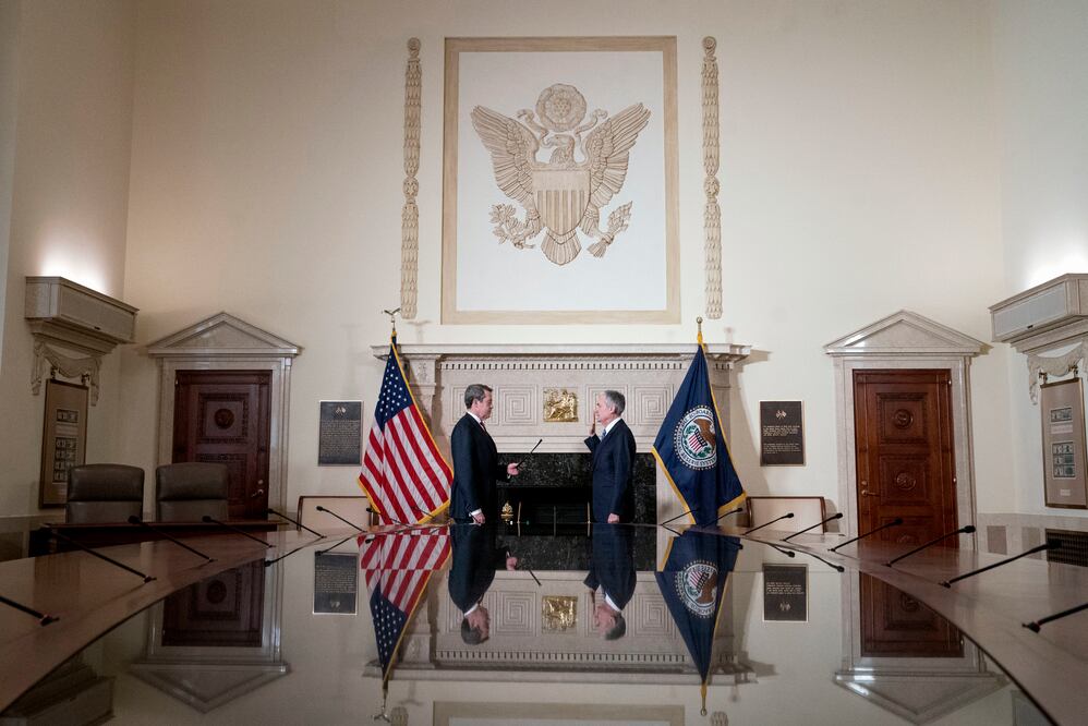 Jerome Powell jura como presidente de la Fed