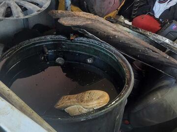 Hallan cuerpo de joven sumergido en tambo con aceite en taller de Ecatepec