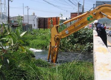 Realizan tareas de limpieza en canal Acapol para evitar desbordamientos