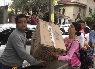 Con cadena humana, estudiantes organizan víveres en Centro Universitario