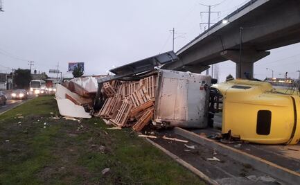Vuelca tráiler cargado con tarimas de madera en Toluca