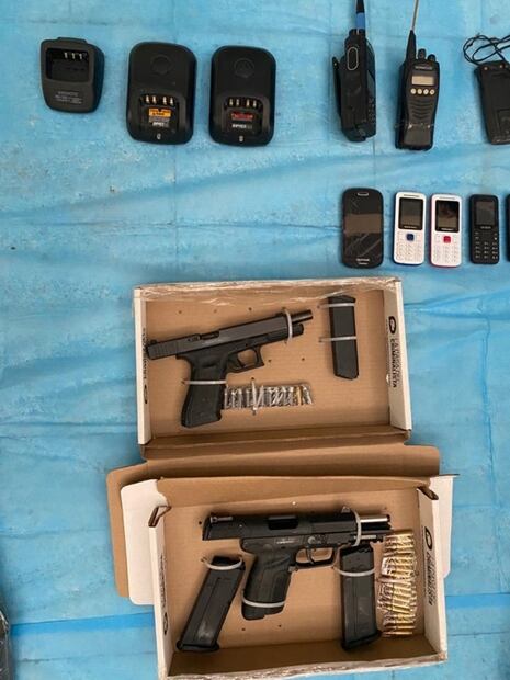 Aseguran en Caborca vehículos, armas de fuego y equipos tácticos en cateos