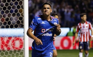 Cruz Azul vence a Chivas en un partidazo y termina con su paso perfecto