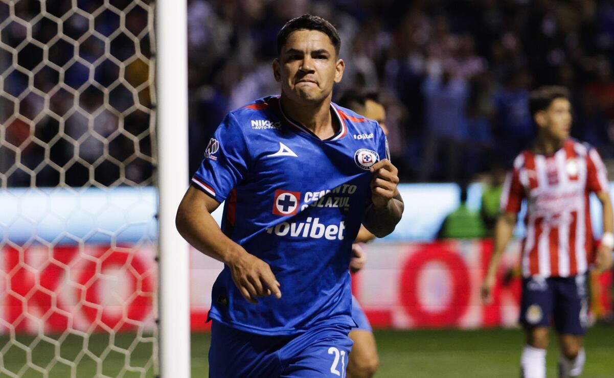 Cruz Azul vence a Chivas en un partidazo y termina con su paso perfecto