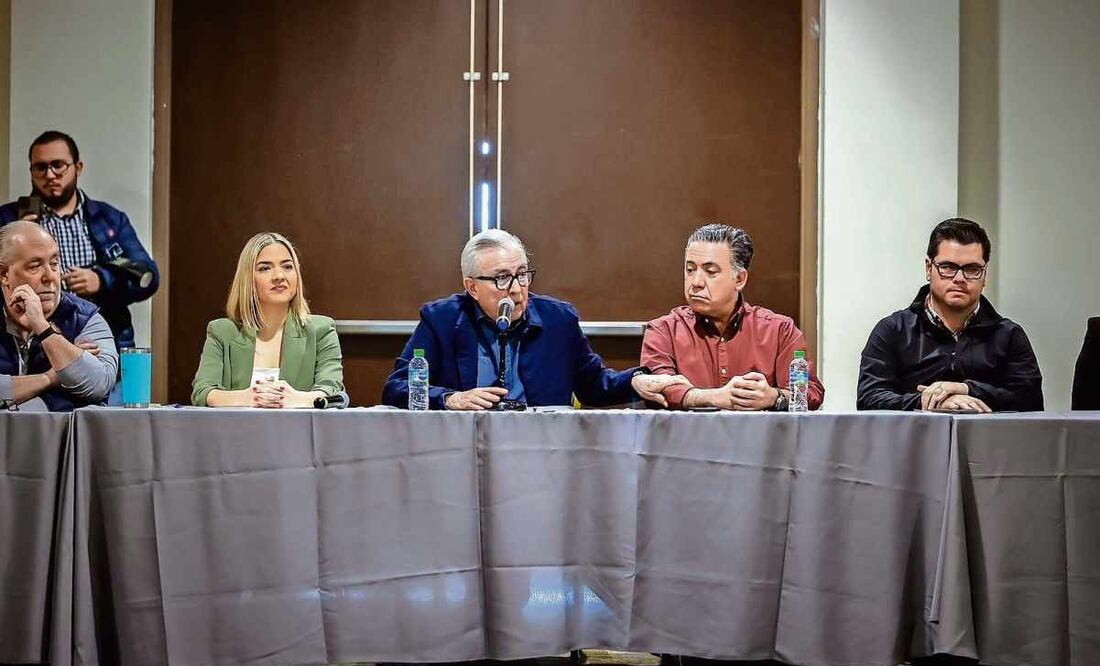 El gobernador Rubén Rocha Moya se reunió con representantes de cámaras y organizaciones 18 de enero. Foto: Especial