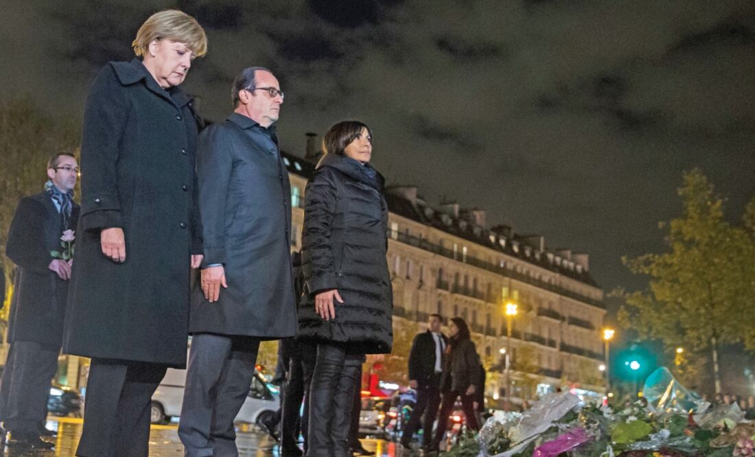 La canciller alemana, Angela Merkel; el presidente galo, François Hollande, y la alcaldesa parisina, Anne Hidalgo, homenajean a las víctimas de los ataques, en la capital francesa (ETIENNE LAURENT. AP)
