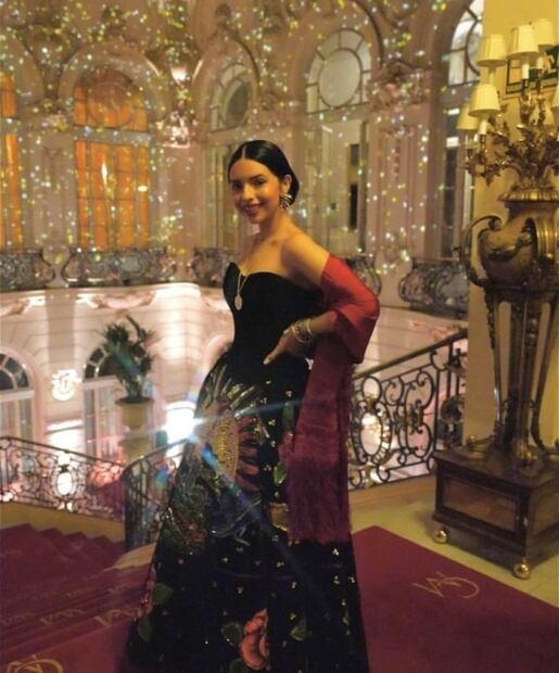 Ángela Aguilar lució vestido de talavera al conocer a la reina Sofía