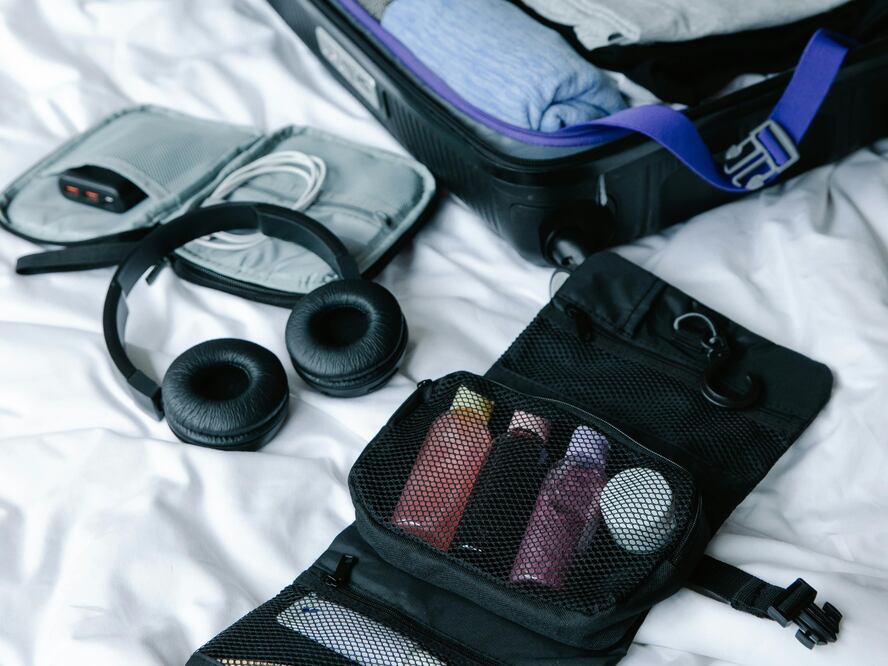 Revisa esta regla que te evitará problemas con tu equipaje de mano. Foto: Pexels / Timur Weber