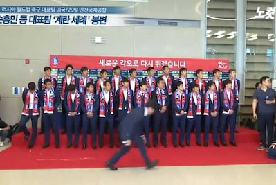 Arrojan huevos a selección surcoreana en su regreso al país