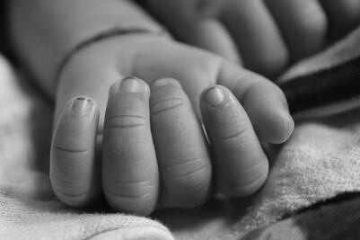 Mujer y su pareja pasarán 25 años en la cárcel por matar a golpes a su bebé en NL