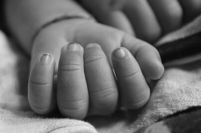 Mujer y su pareja pasarán 25 años en la cárcel por matar a golpes a su bebé en NL