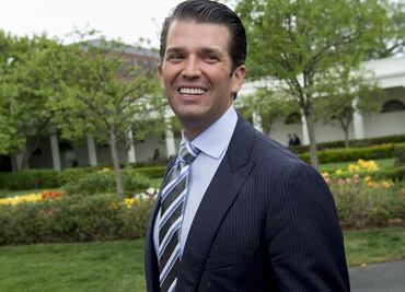 Hijo de Trump ofrece comparecer tras reunión con abogada rusa
