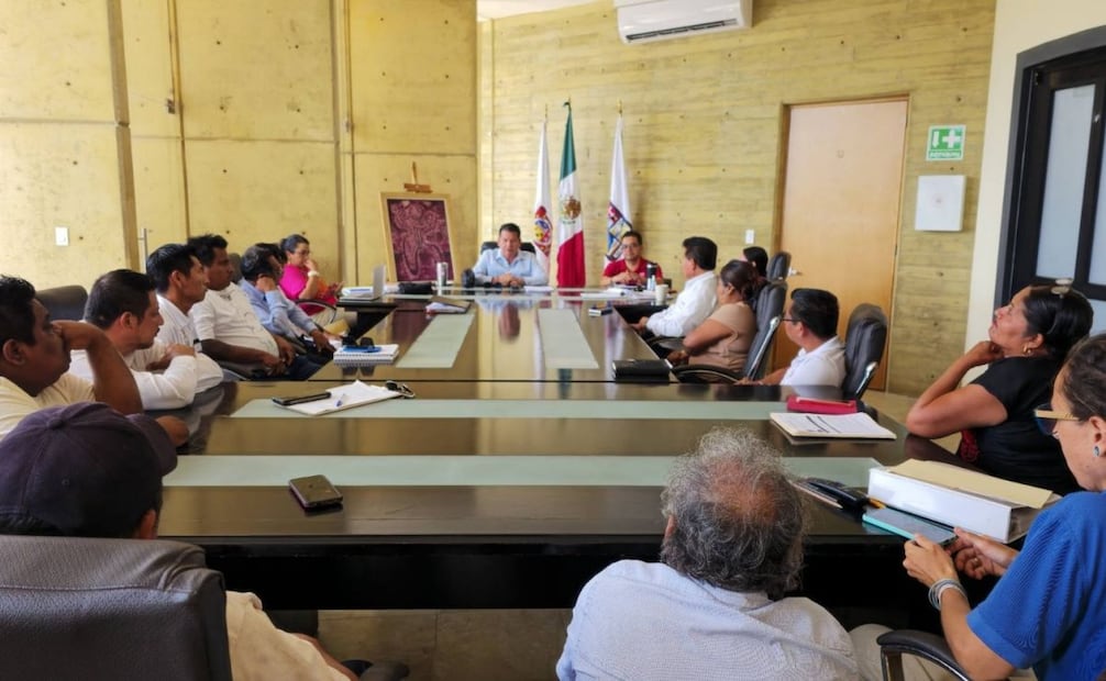 Pescadores reclaman a Pemex en Salina Cruz; exigen remediar la contaminación marina.
Foto: Especial.