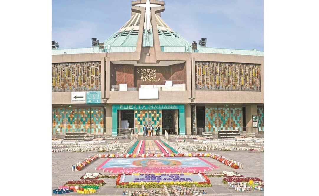 Como parte de la celebración guadalupana, la Basílica colocó tapetes de flores y veladoras en la explanada del recinto. Foto: AFP