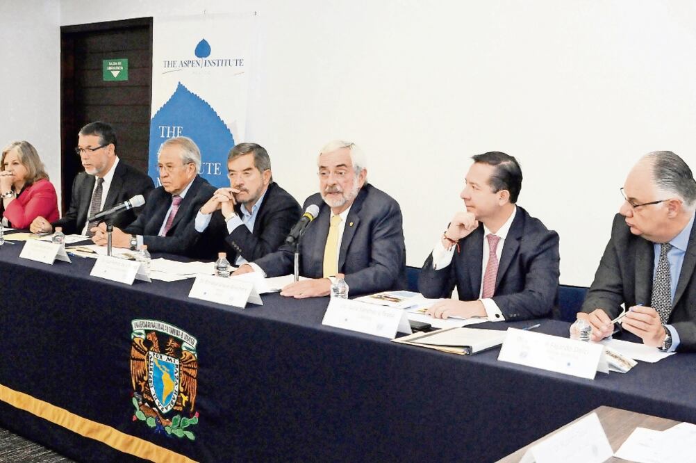 El presidente del Consejo Directivo del Aspen Institute México, Juan Ramón de la Fuente (centro), inauguró el seminario de investigación clínica en México. (UNAM)