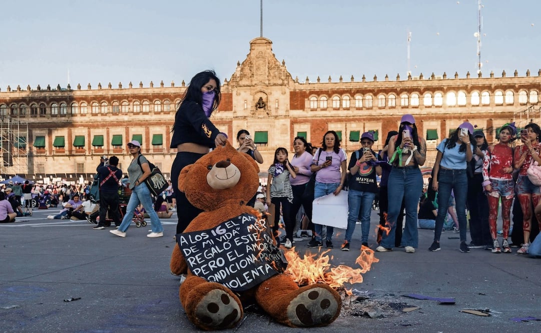 En el Zócalo, algunas mujeres reclamaron por la inseguridad que viven día
a día y resaltaron que el amor no condiciona ni violenta. Foto: Yaretzy M. Osnaya / EL UNIVERSAL