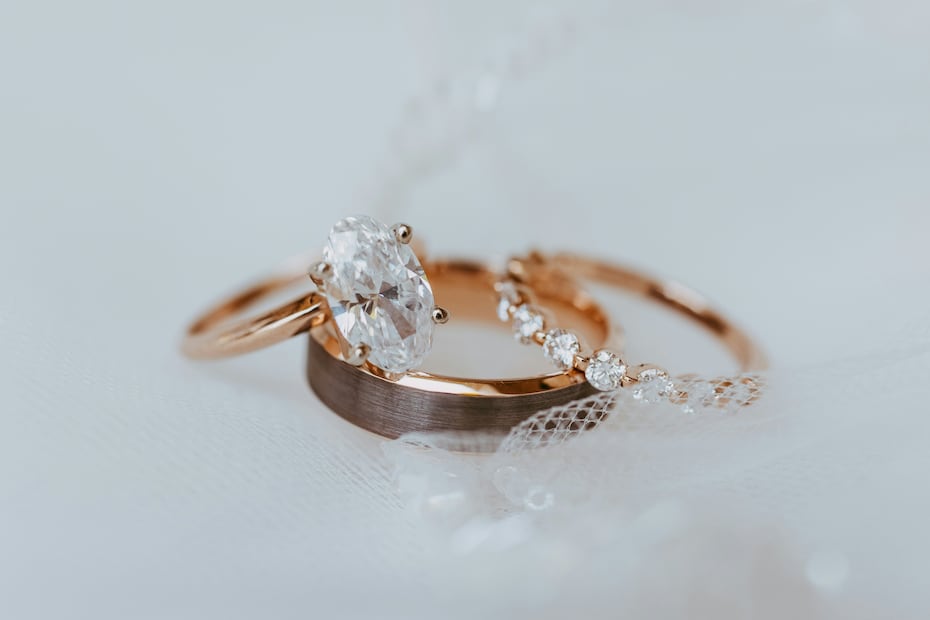 El diamante sigue siendo la piedra preferida para anillos, aunque zafiros, esmeraldas y rubíes ganan popularidad. Foto: Unsplash