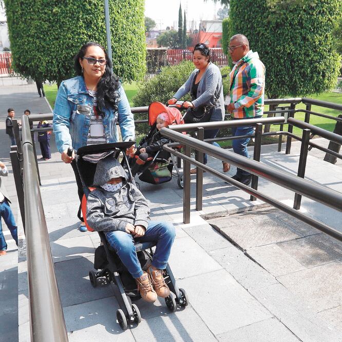 Padres de familia de menores con cáncer acudieron a una reunión en la Comisión de Derechos de los Niños y Adolescentes de la Cámara de Diputados. BERENICE FREGOSO. EL UNIVERSAL