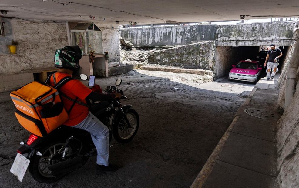 Los bajopuentes de la autopista México-Puebla, en el tramo de Iztapalapa a Los Reyes La Paz en ambos sentidos, lucen sumamente deteriorados y con poca iluminación en algún caso. Foto: Hugo Salvador / EL UNIVERSAL