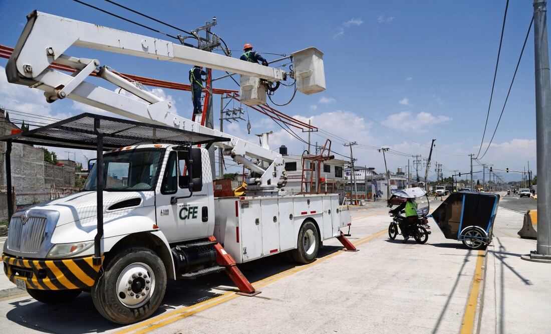 Trabajos de la CFE en Chalco para la construcción de estaciones de trolebús. La empresa no se da abasto ante la demanda de energía. Foto: Carlos Mejía / EL UNIVERSAL