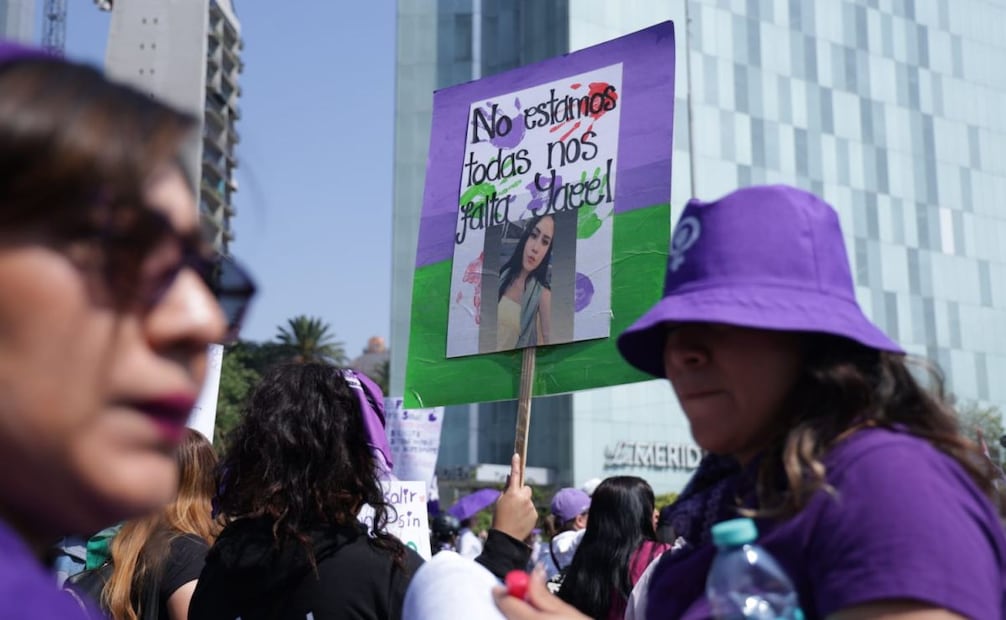 Carteles y consignas durante la marcha por el Día Internacional de la Mujer en la CDMX este domingo 8 de Marzo de 2026. Foto: Fernanda Rojas/ EL UNIVERSAL