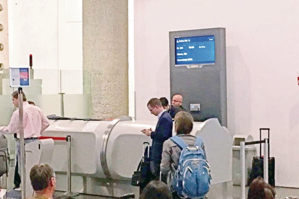 De acuerdo con testigos, Anaya Cortés llegó a la puerta de abordaje sin contratiempos, revisó su teléfono celular y se formó en la fila de pasajeros para entregar su boleto y recorrer los pasillos que lo llevaron a la aeronave (ESPECIAL)