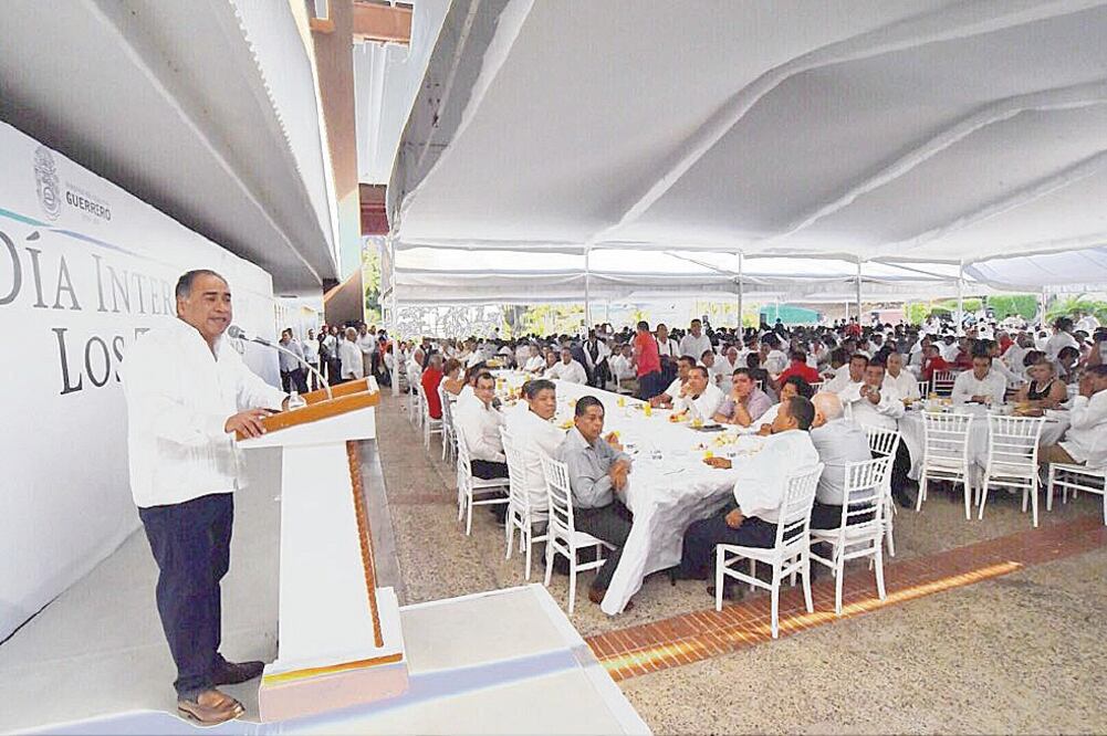 El gobernador Héctor Astudillo acudió como invitado de los trabajadores a la Plaza Mexicana del Centro Internacional Acapulco. 