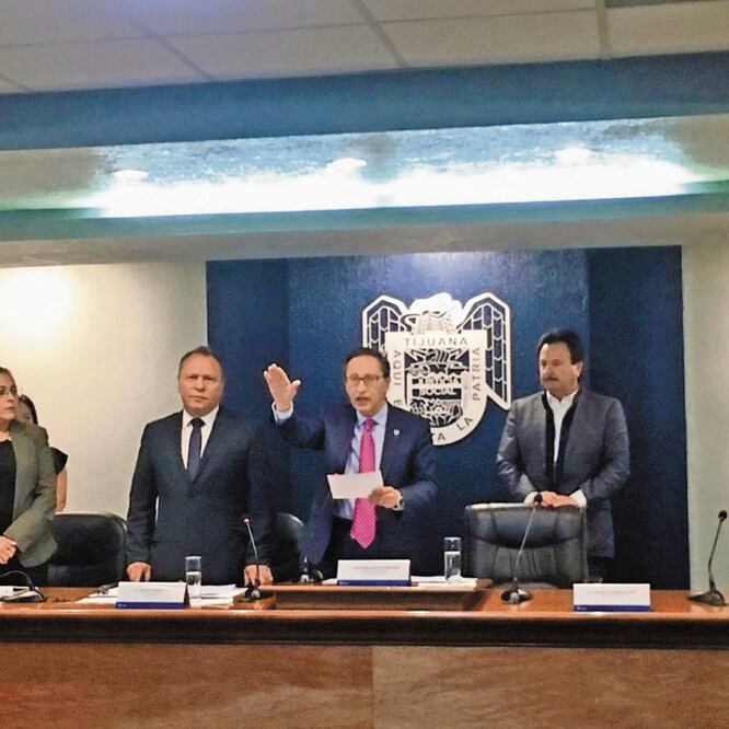 El pediatra Eduardo Alejandro Terreros, quien fue suplente desde la campaña pasada de Juan Manuel Gastélum Buenrostro, tomó protesta como alcalde. GABRIELA MARTÍNEZ. EL UNIVERSAL