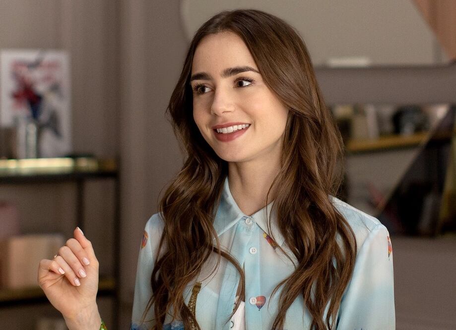 Lily Collins ha marcado tendencia con sus looks en Emily en París, igual que Sarah Jessica Parker en Sex and the City / Foto: Facebook Emily in Paris.
