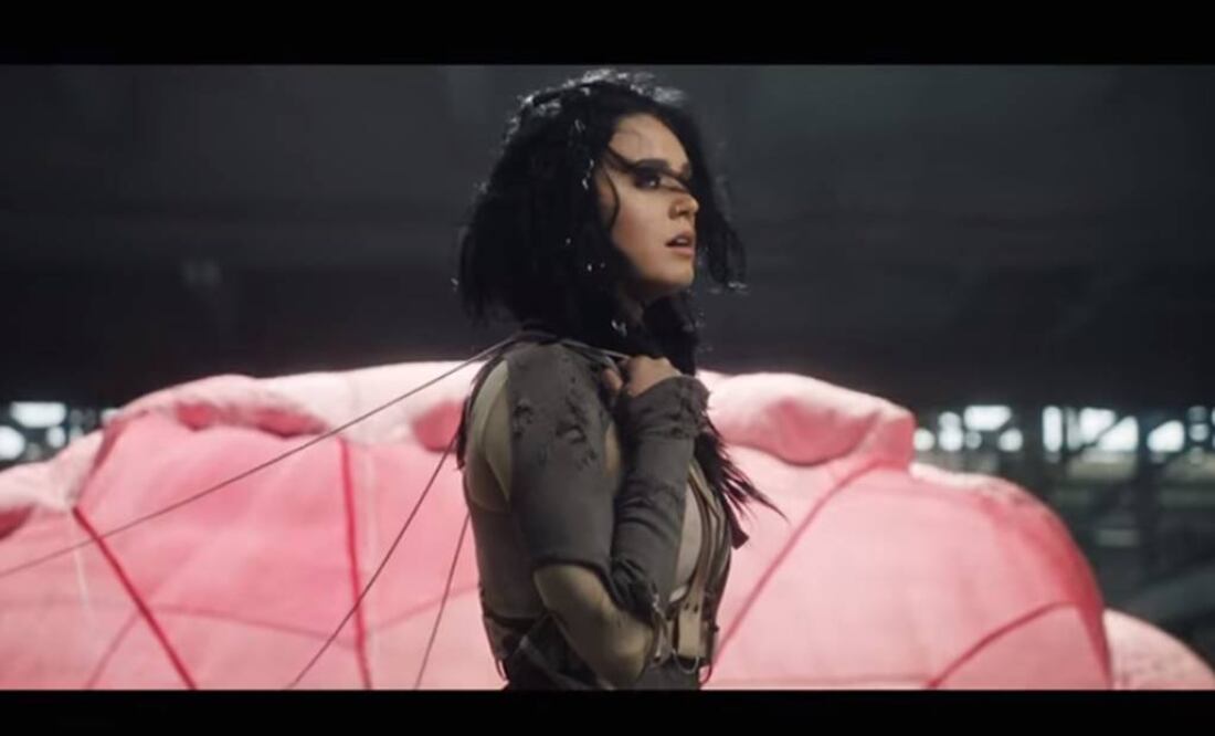 El video, dirigido por Paul Gore, muestra a la cantante luchando contra un paracaídas como un símil al esfuerzo que hacen los atletas para lograr sus metas. FOTO: Captura.