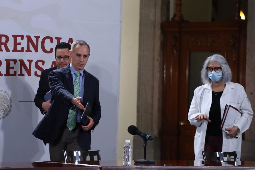 Al fondo el doctor José Luis Alomía y al frente el subsecretario de Salud, Hugo López-Gatell junto a Gisela Lara, de IMSS Bienestar. FOTO: GERMÁN ESPINOSA