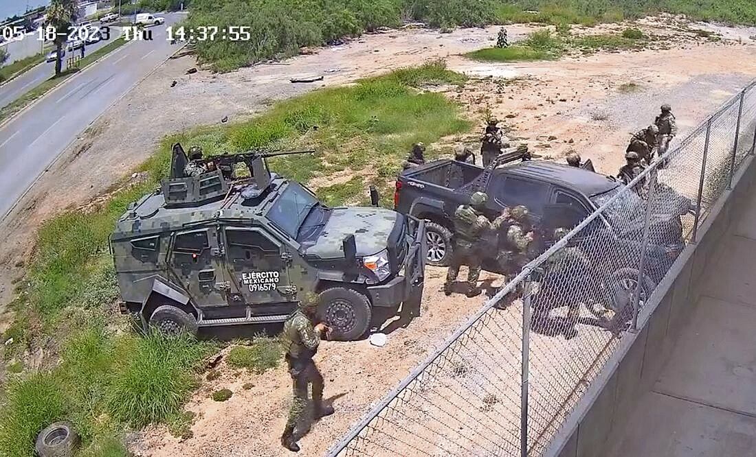 En mayo pasado militares atacaron a cinco hombres que viajaban en una camioneta negra que se estampó contra un muro de contención en Nuevo Laredo. Foto: Especial