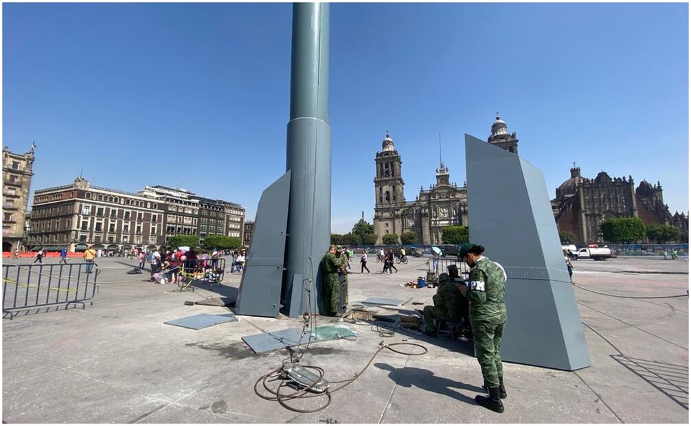 Elementos del Ejército Mexicano trabajan esta mañana en la reparación del asta bandera monumental. Foto: Alberto Acosta
