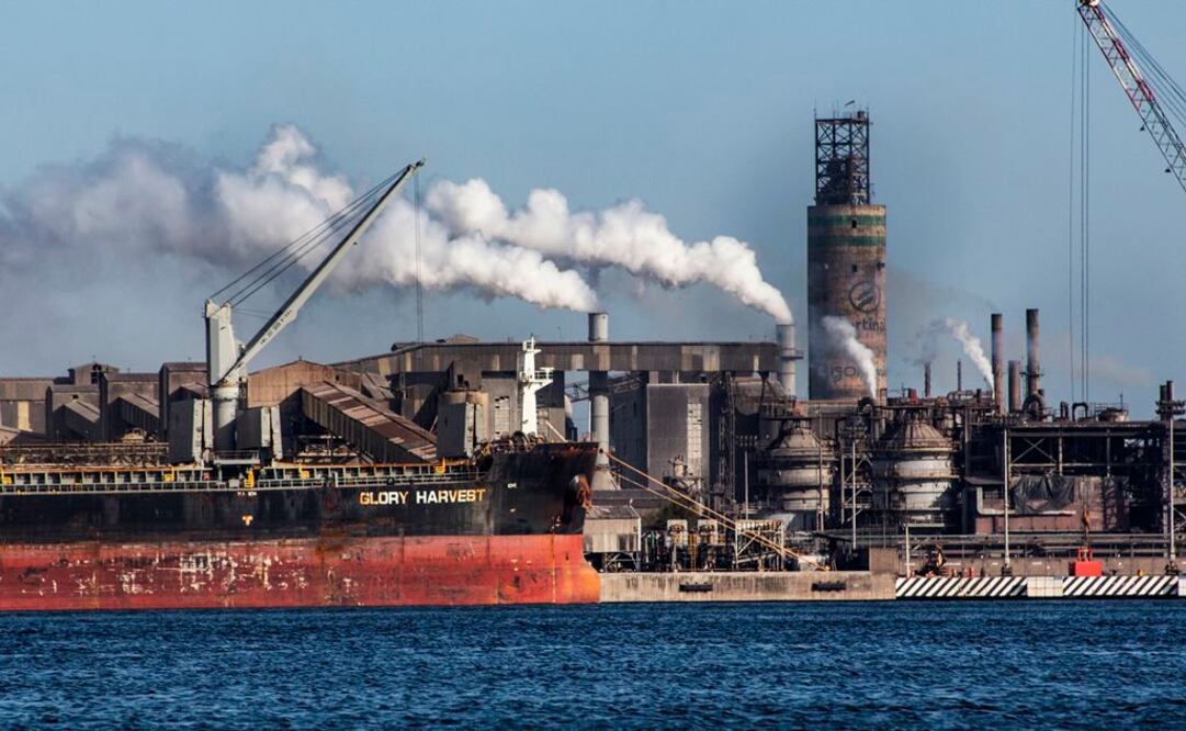 Este diario recorrió la planta de Fertinal. De acuerdo con los trabajadores, sus sueldos y prestaciones disminuyeron; reciclan una y otra vez piezas para reparar la maquinaria y son amenazados con despedirlos. Foto: CHARBELL LUCIO.