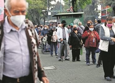 Adultos mayores saturan la Biblioteca Vasconcelos en CDMX