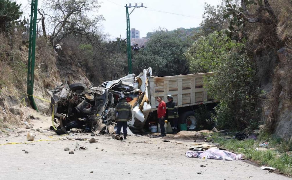 Un camión de carga se vio involucrado en un fuerte accidente al impactar a un vehículo particular y volcarlo, lo que dejó como saldo cuatro personas fallecidas. Los hechos ocurrieron sobre avenida San Mateo, en la colonia Las Nopaleras de Rincón Verde, en el municipio de Naucalpan.
Foto: Osmar Alvarado | El Universal.