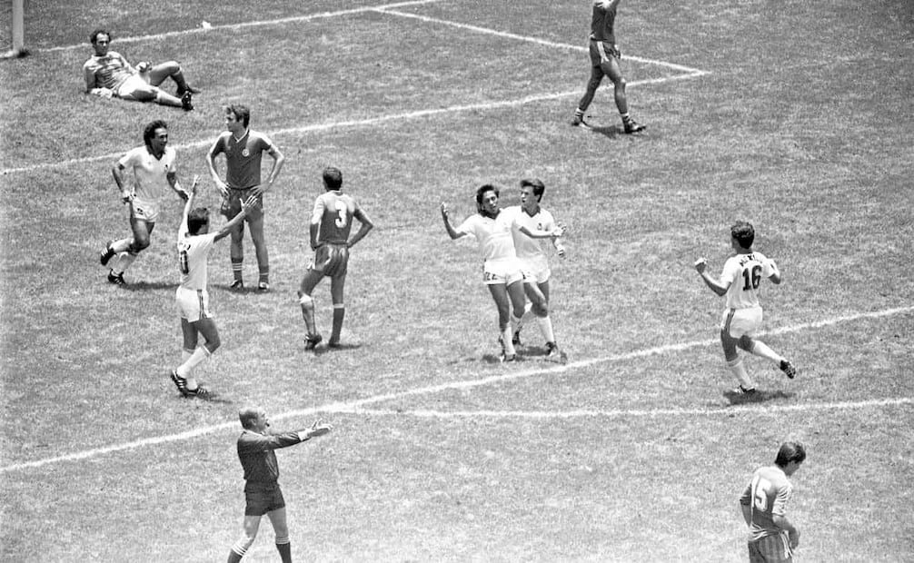 Celebración del gol de Negrete. Javier Aguirre, Hugo Sánchez, Tomás Boy, Rafael Amador y Miguel España felicitaron al guerrerense. Foto: Archivo EL UNIVERSAL.