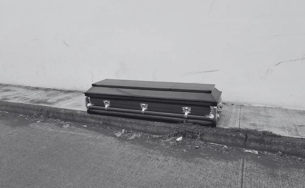 Hasta este momento, no se han dado a conocer las causas que originaron el abandono del cuerpo al interior del ataúd. 16/09/2026. | Foto: Especial.