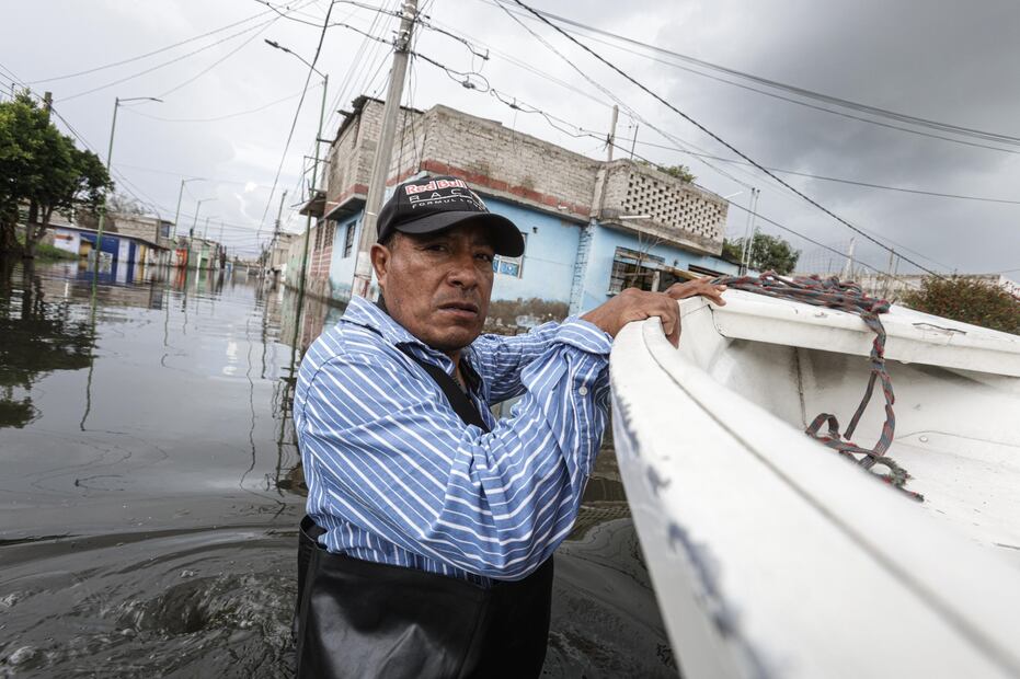 Las inundaciones han afectado a las personas en su vida cotidiana por las calles en las que no se pueden pasar. Foto: de Luis Camacho. El Universal