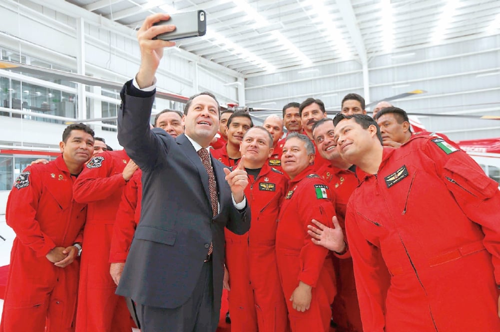 Tras presentar la serie televisiva “Unidad de Rescate Aéreo Relámpagos”, el gobernador Eruviel Ávila se tomó una selfie con los protagonistas. ESPECIAL