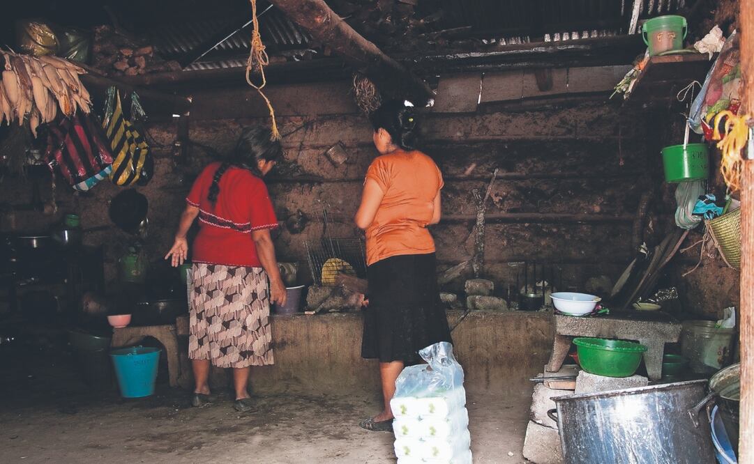 Mujeres triquis sufren la pobreza en la que han quedado sus comunidades debido a la violencia, que incluso las ha dejado viudas, huérfanas o sin hogar. Foto: de Juana García