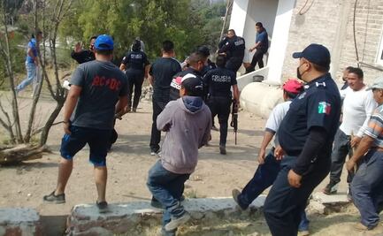 Rescatan en Texcoco a hombre de ser linchado por tomar como rehén a un niño