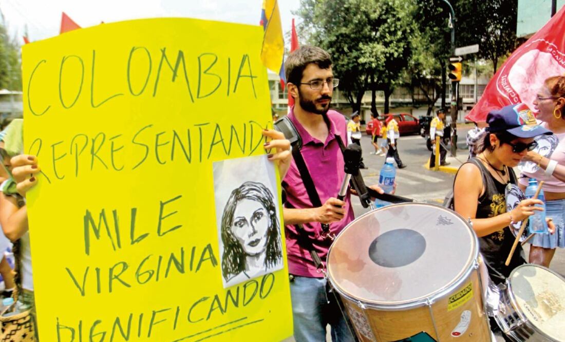 Con pancartas, fotógrafos y activistas sociales exigieron al procurador capitalino, Rodolfo Ríos Garza y al jefe de gobierno, Miguel Ángel Mancera, se esclarezcan los hechos ocurridos en la colonia Narvarte (FERNANDO RAMÍREZ. EL UNIVERSAL)