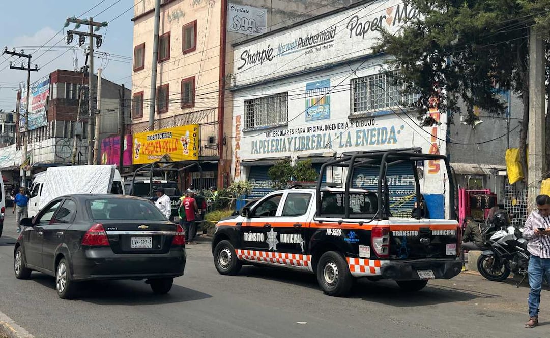 Policías municipales acordonaron la zona donde quedó el cuerpo de la víctima y articularon un operativo de búsqueda y rastreo cibernético a fin de ubicar a los agresores. Foto: Especial