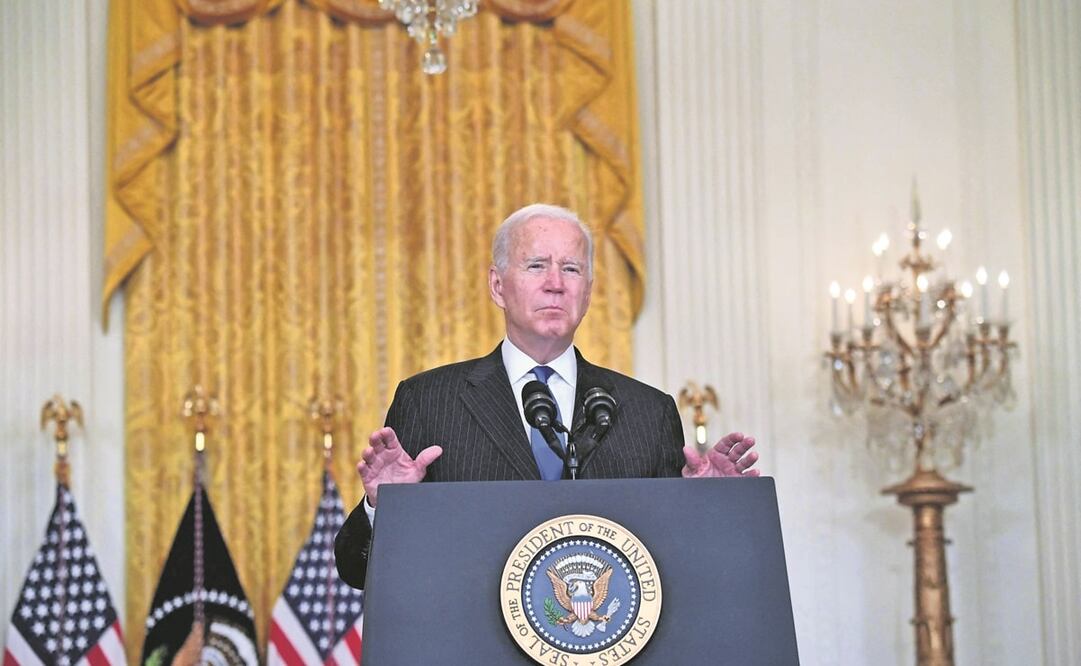 El presidente Joe Biden, ayer en conferencia de prensa en la Casa Blanca, en Washington, donde abordó los esfuerzos para arreglar los cuellos de botella de la cadena de suministro de transporte global. Foto: Nicholas Kamm. AFP