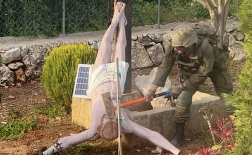 Soldado israelí golpea estatua de Jesús